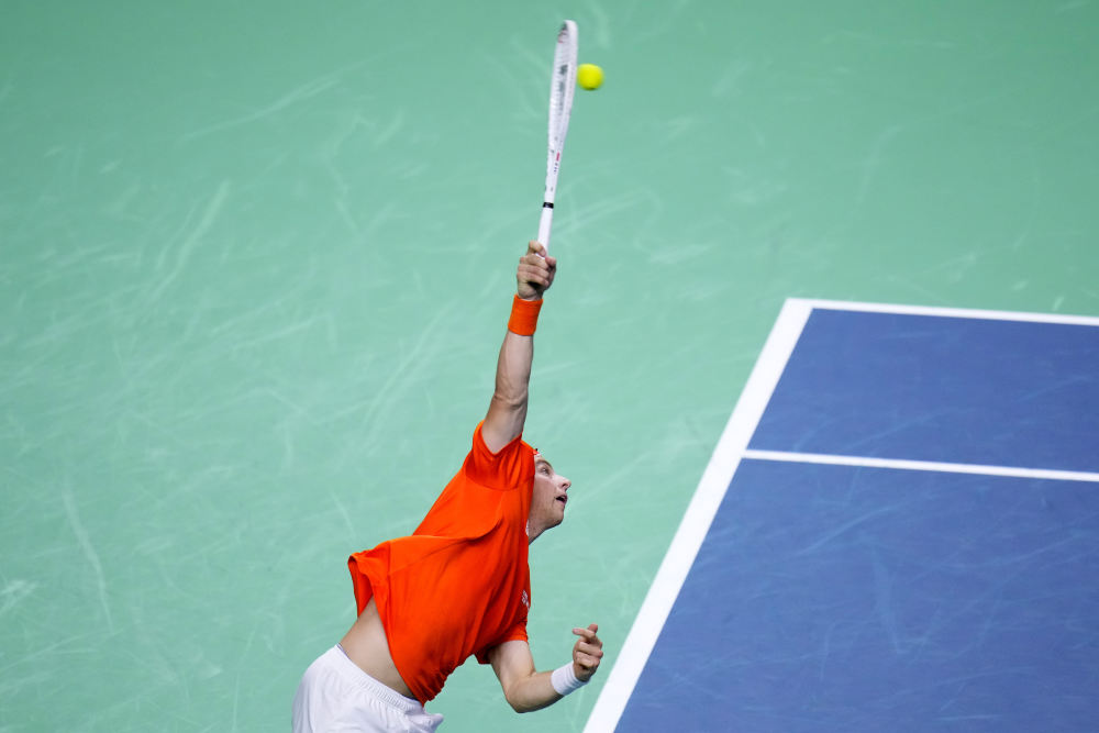 示了她不容 示了她不容