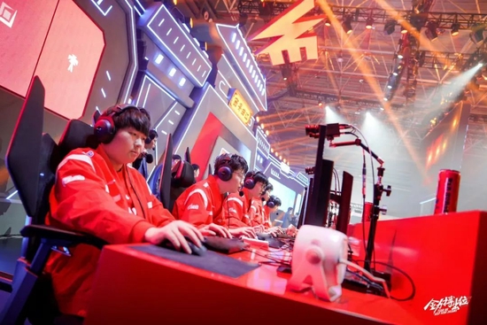 加强了中场 加强了中场